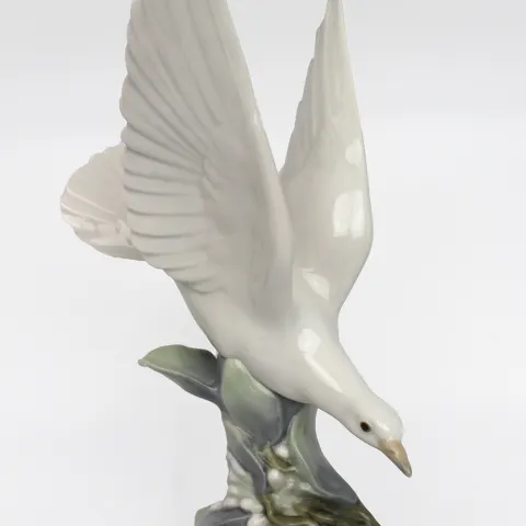 Lladró Sculpture Turtle Dove in Flight