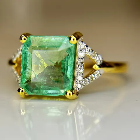 Beautiful Natural Emerald 2.21 CT With Natural Diamonds & 18k Gold