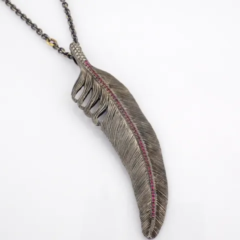 Feather necklace detailed with brilliant diamonds and 18k gold on silver