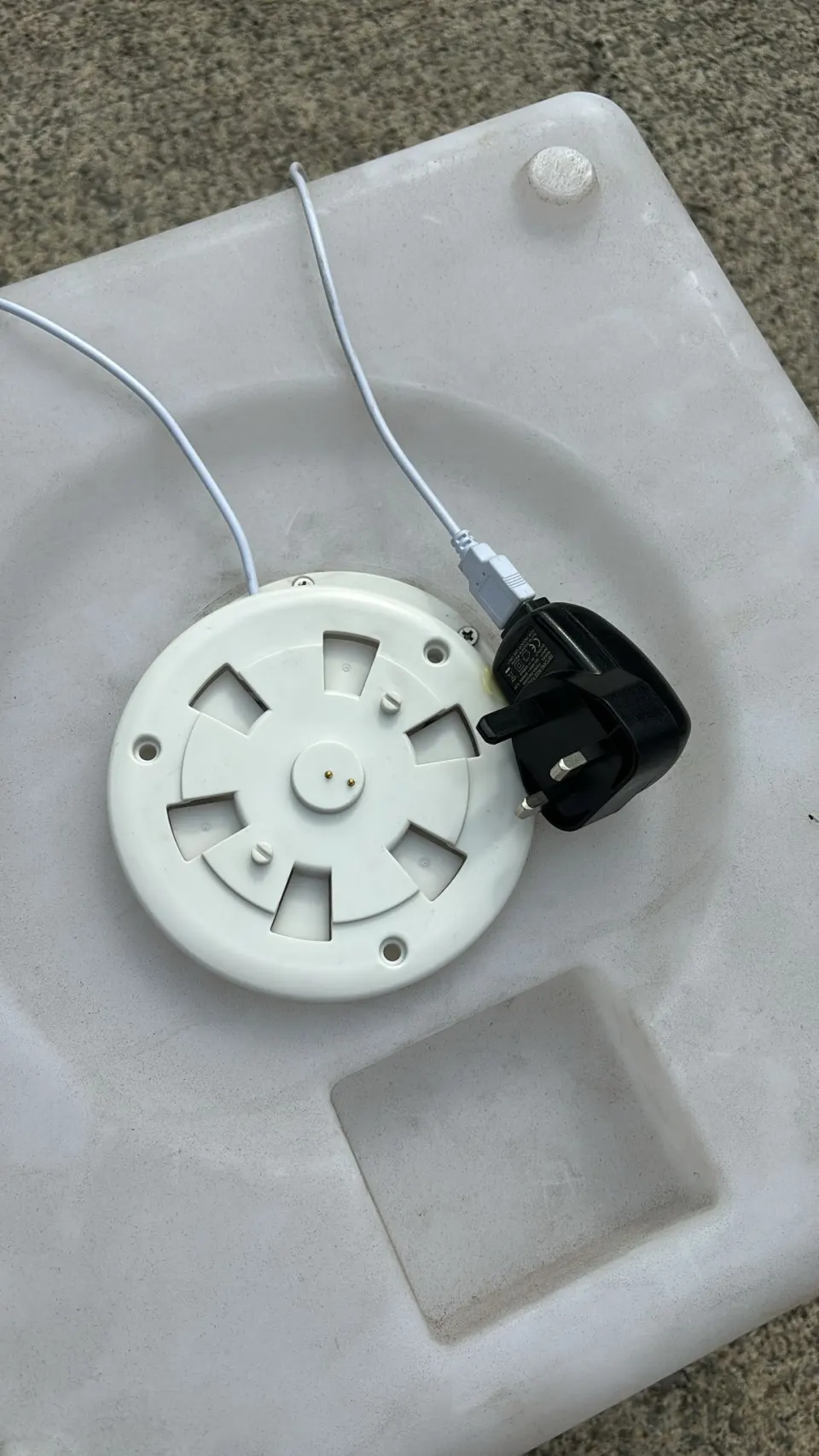 Set of 5 LED Cubes with charger (needs a clean sold as is)