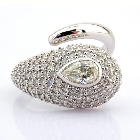 18K White Gold Ring, Detailed With Total 1.77 Ct Brilliant Diamonds.