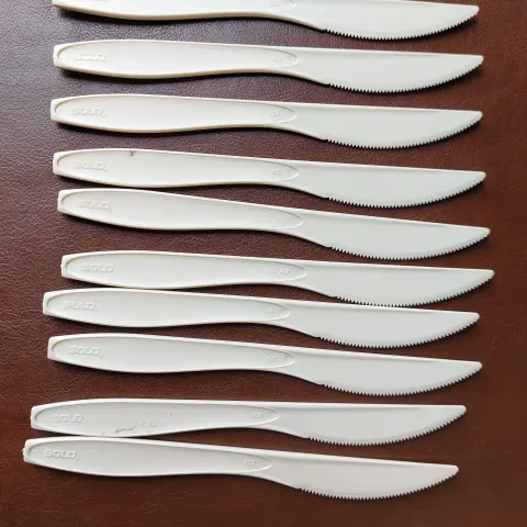 Plastic knives x 200 in champagne