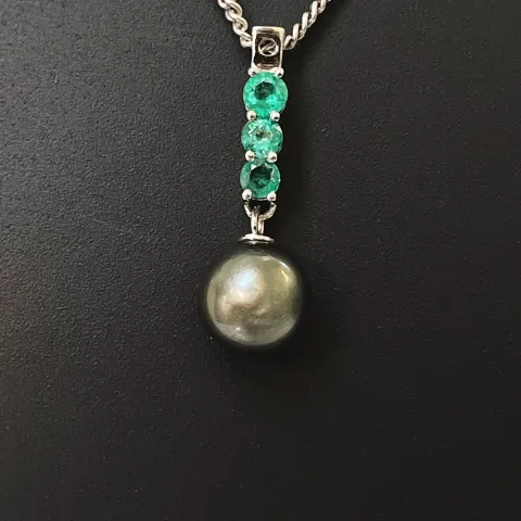Beautiful 9.25CT Natural Tahitian Pearl With Emerald & Platinum Pendant
