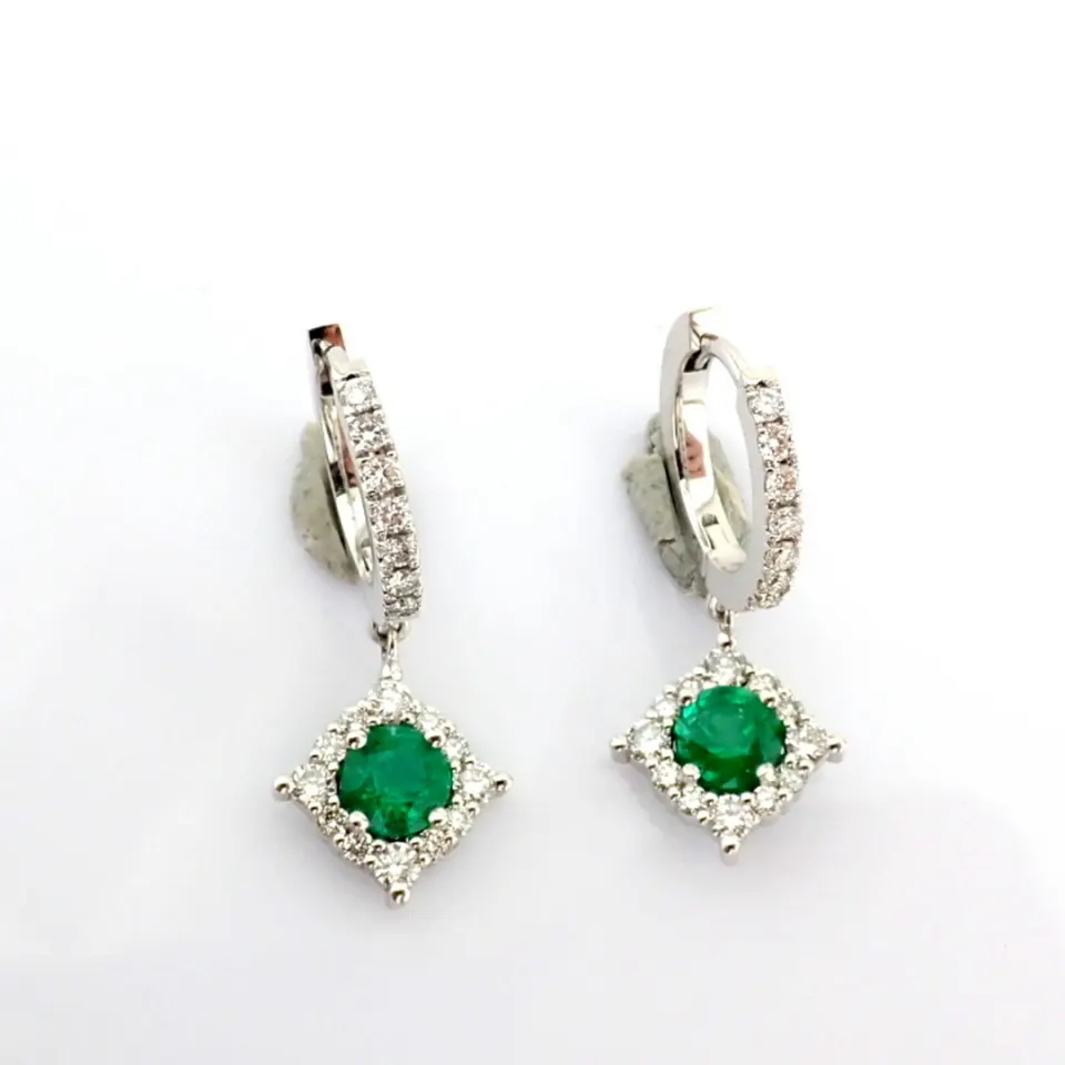 An Exquisite Cluster Earrings Made of Emerald , Brilliant Diamonds and Gold