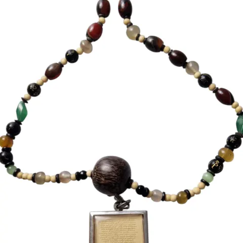 A Stunning Beaded Necklace With Natural Matching Agate Beads