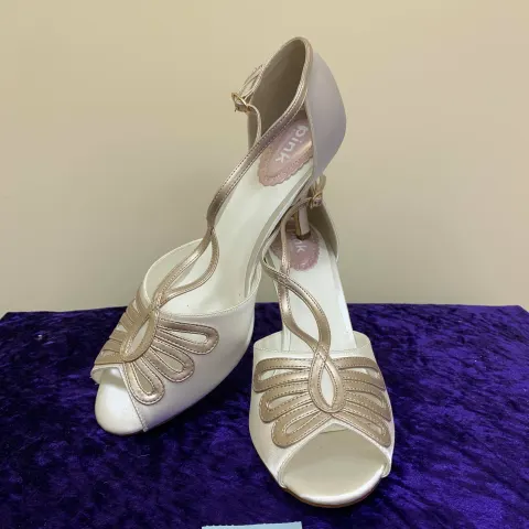 Designer shoes ivory/champagne in size 42.  Code 195