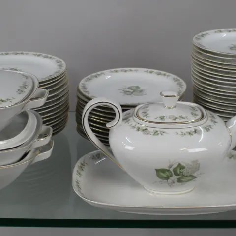 Extensive Franconia Krautheim “Summer Bloom“ Dinner Tea Service