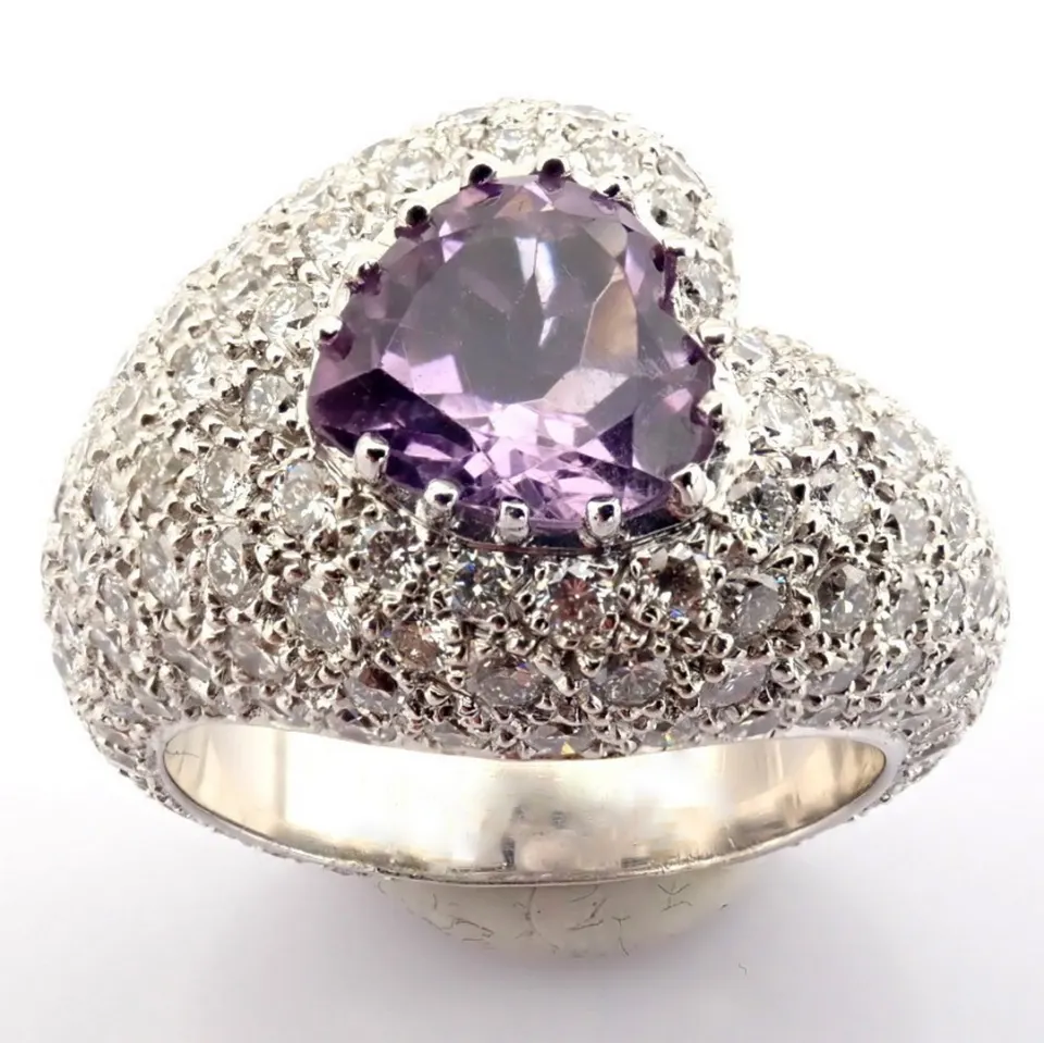 18K white gold ring. Detailed with 1.66 ct amethyst and 3.26 ct brilliant diamonds.