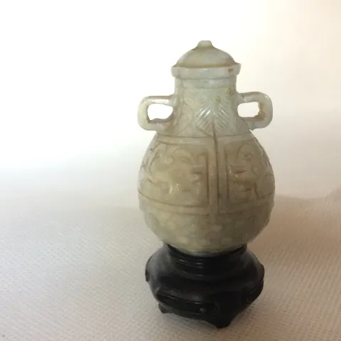 Highly Collectible Chinese Qing  Jade Snuff Bottle  late 19th early 20th century