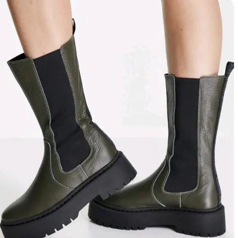 Steve Madden Khakhi Chelsea Boots.  Size 7
