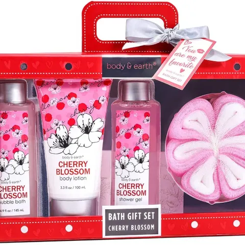 BODY & EARTH Cherry Blossom 4 Piece Gift Sets. RRP £19.99