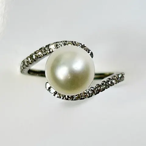 Beautiful 5.12 CT South Sea Pearl With Diamonds & Platinum Ring