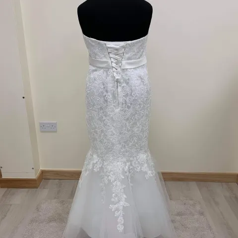 Venus wedding dress approx size 20
