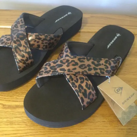 Dunlop “Leo” Ladies, Low Wedge , Flip Flop Sandals, Size 5, Chocolate Leopard - Brand New