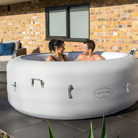 (10/Mez) RRP £599. Lay Z Spa Vegas Airjet  4-6 Person Hot Tub. Soothing 140 AirJet Massage System.