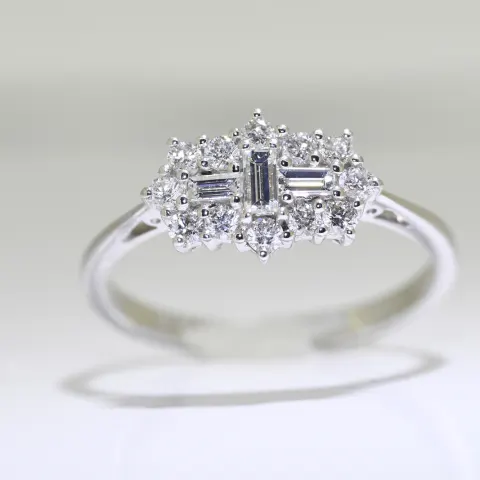 Diamond Ring set in 18ct White Gold