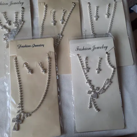 Selection of 5 fashion jewellery sets