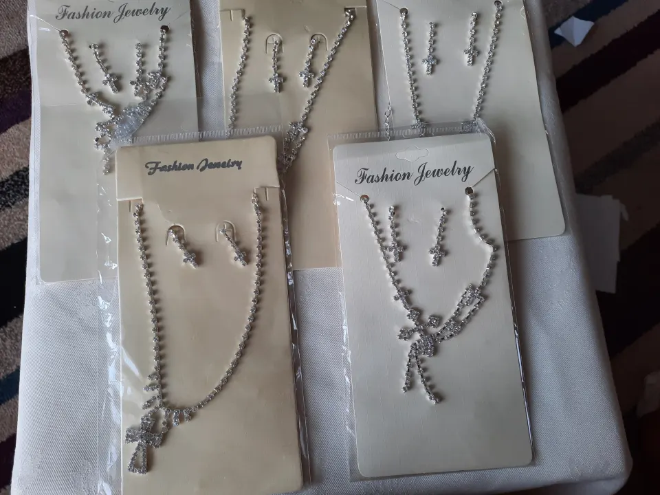 Selection of 5 fashion jewellery sets
