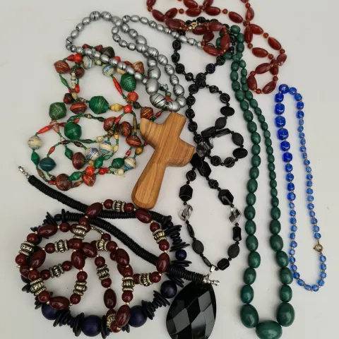 Costume Jewellery Vintage Parcel of Necklaces etc. 