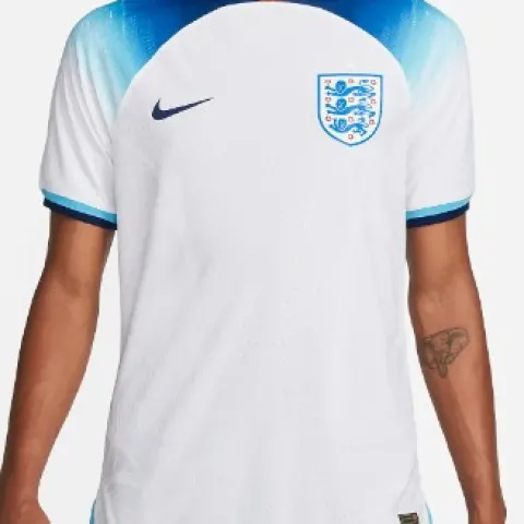 England 2022 - 2023 Football Shirt - M