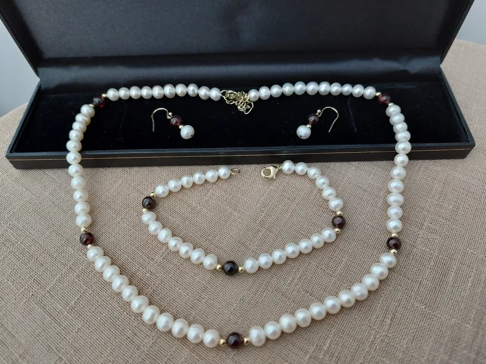 Pearl necklace, bracelet and earrings set.  RRP £55.99.  With box