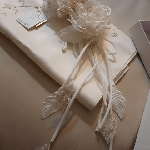 Richard Designs floral headpiece for bride.  RRP £159.99