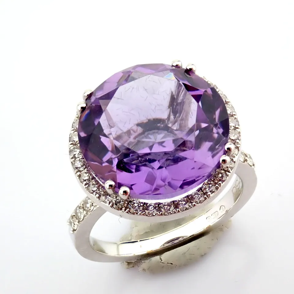 18k Cluster Ring Detailed With Amethyst and Brilliant Diamonds