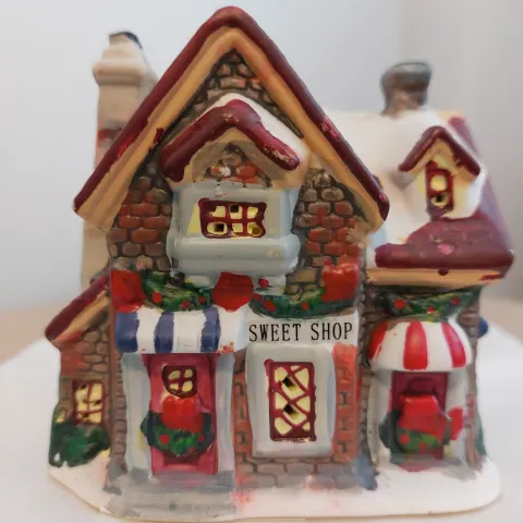 Box of 4 lovely Christmas Houses