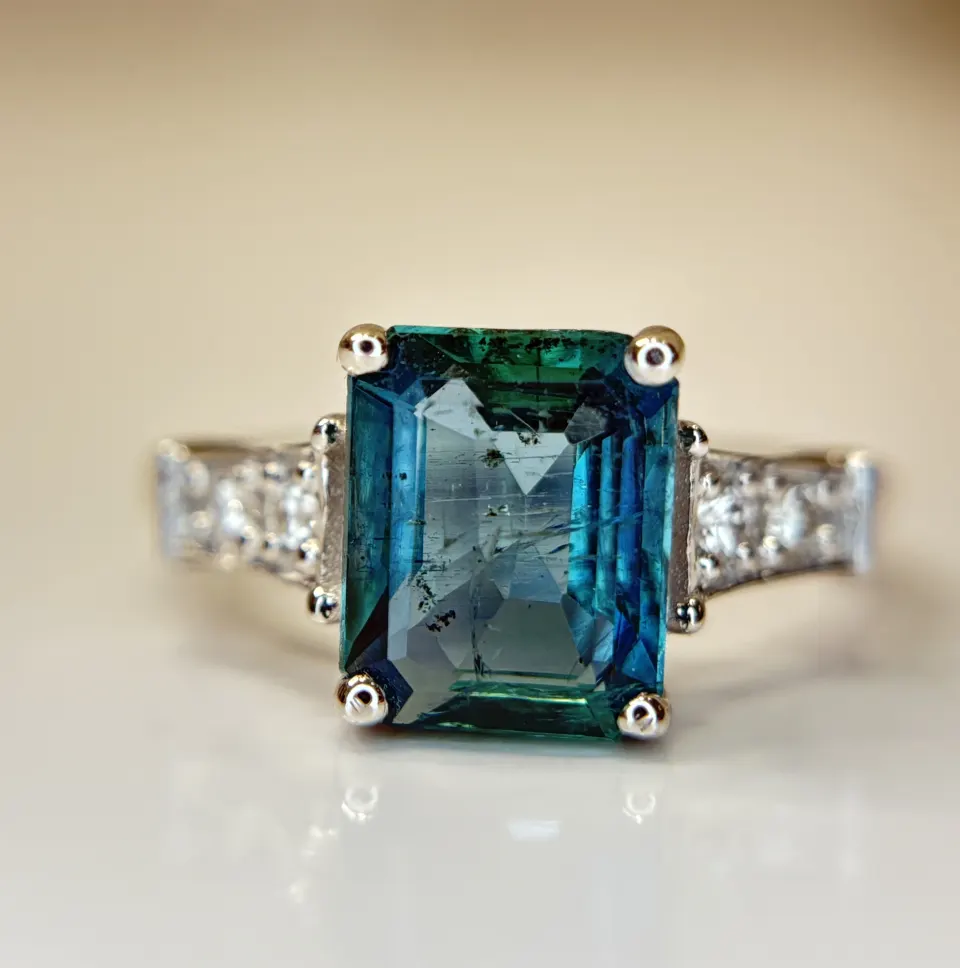 Beautiful 2.10 CT Natural Emerald With Natural Diamonds & 18k Gold