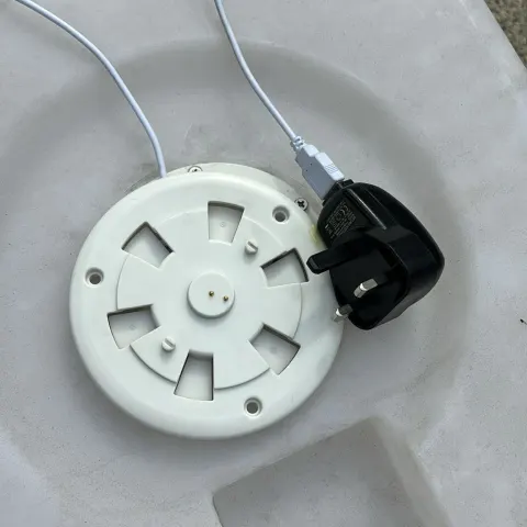 Set of 5 LED Cubes with charger (needs a clean sold as is)