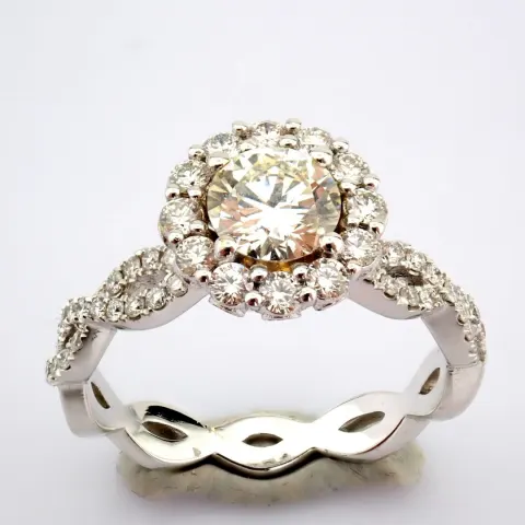 An exquisite 18K gold ring with 1.33 ct brilliant diamonds.