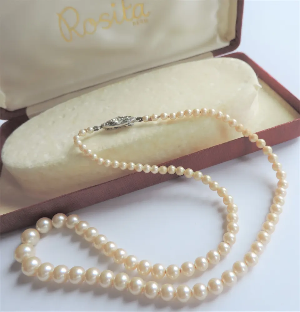 Vintage 17 inch Single Strand Rosita Pearl Necklace with Presentation Box