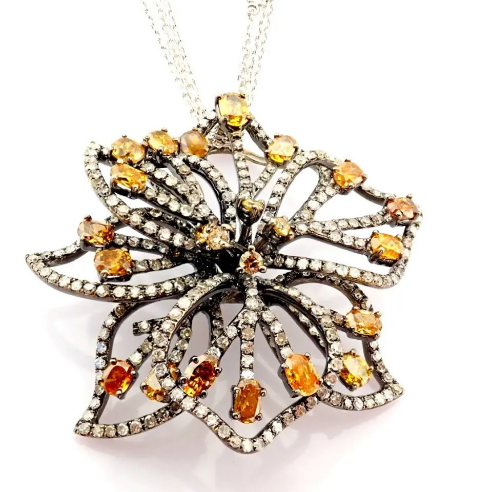 18K white gold necklace detailed with brilliant diamonds and black rhodiım on it