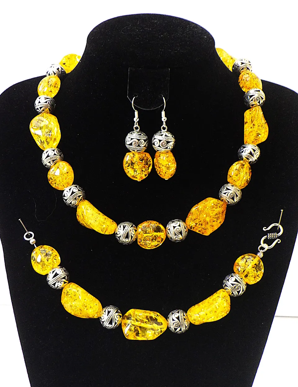 A Substantial Amber Resin Necklace, Bracelet & Earrings Set
