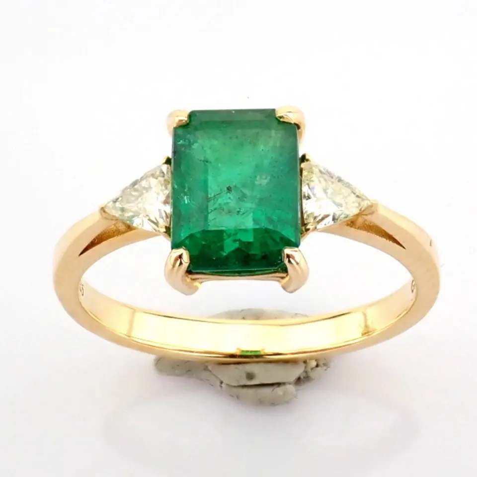 14K Yellow gold ring detailed with vibrand emerald and triangle diamonds