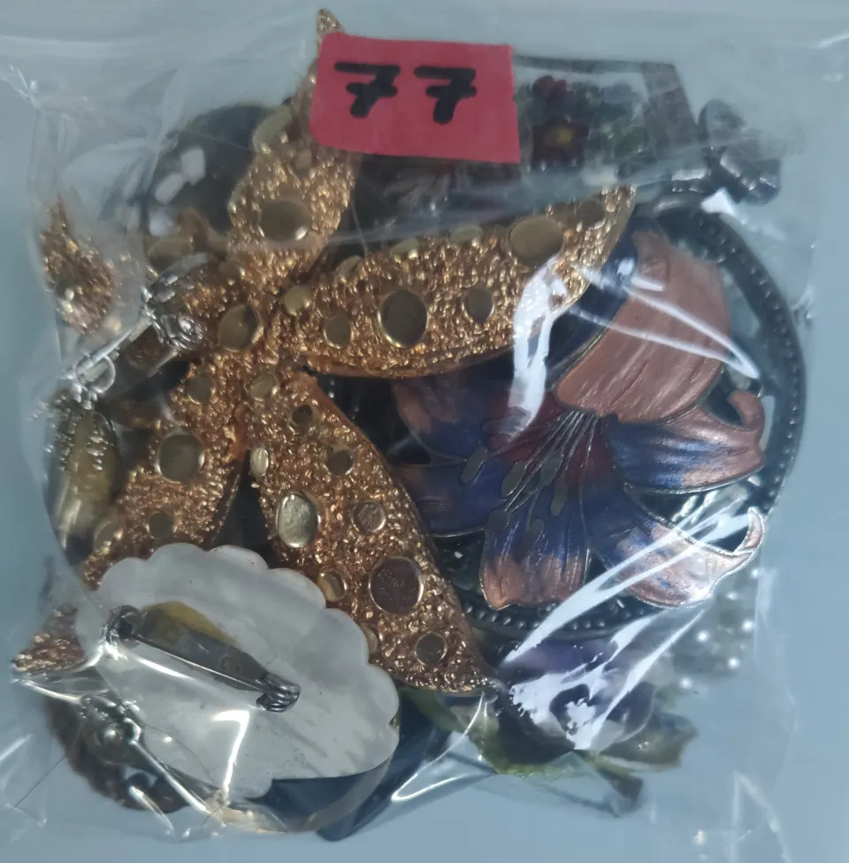 A collection of brooches etc in a bag. Approximately 215g.