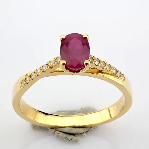 18K Yellow Gold Ring Detailed With Ruby and Brilliant Diamonds