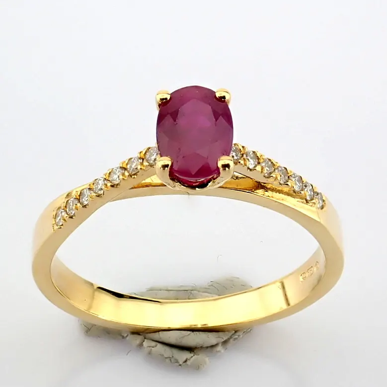 18K Yellow Gold Ring Detailed With Ruby and Brilliant Diamonds