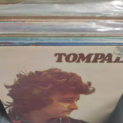A Collection of 35 x Vinyl LPs  – Include A Nice Collection of Jim Reeves. Tompall and Marty Robins.