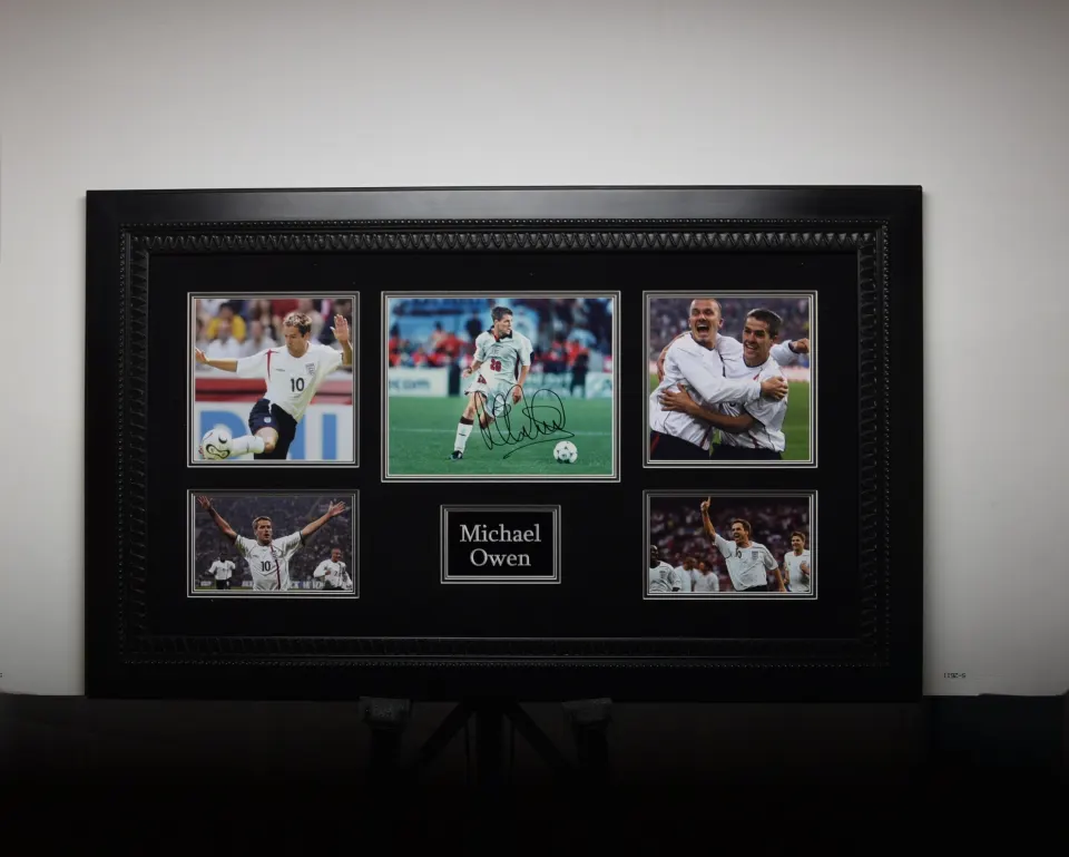 MICHAEL OWEN original signature presentation.