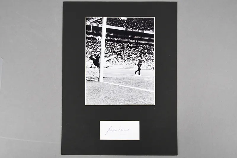 GORDON BANKS Original signature.