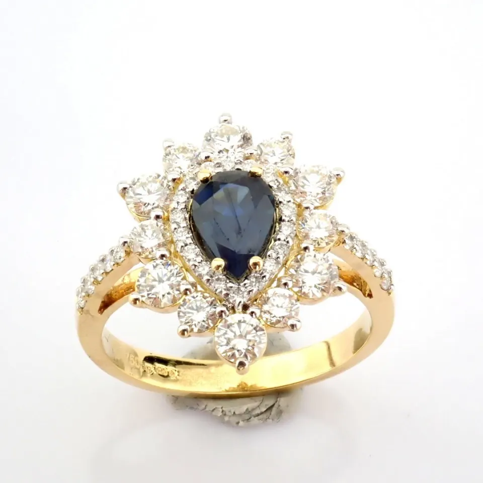 An exquisite 18k yellow gold ring detailed with sapphire and brilliant diamonds