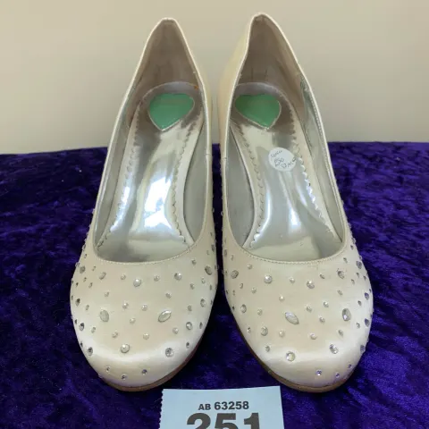 Designer shoes ivory silk Code 251 Rrp £199