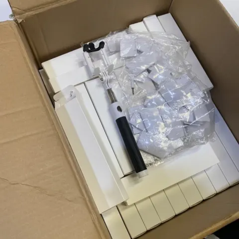 32 x Selfie Sticks