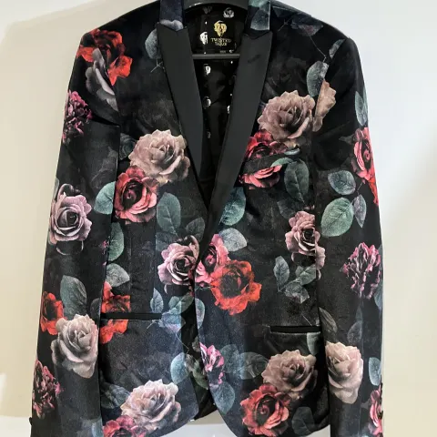 Twisted Tailor Rose suit worn by Ricky Norwood