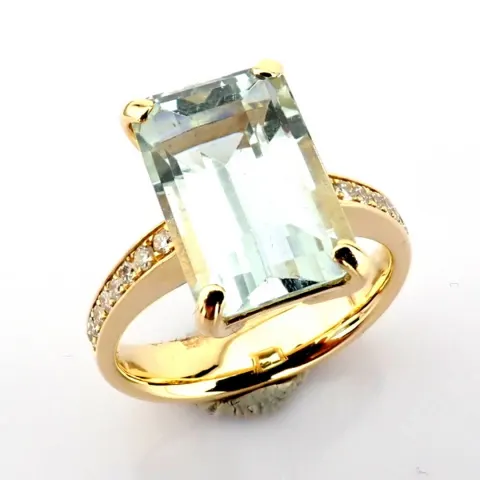 14K yellow gold ring  detailed with aquamarine, brilliant diamonds
