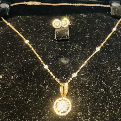 Beautiful 2.08 Carat Diamond Necklace and Earrings set with 18k gold