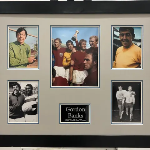 GORDON BANKS framed original signature presentation.
