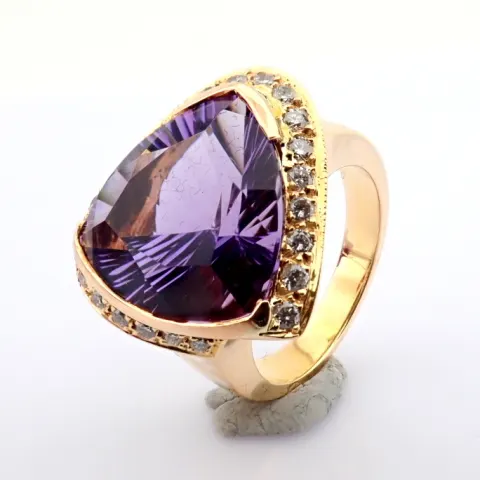 An Exquisite 18K Cluster Ring Detailed With Amethyst and Brilliant Diamonds