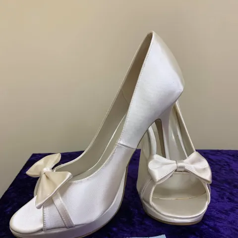 Designer shoes ivory in size 40.  Code 198